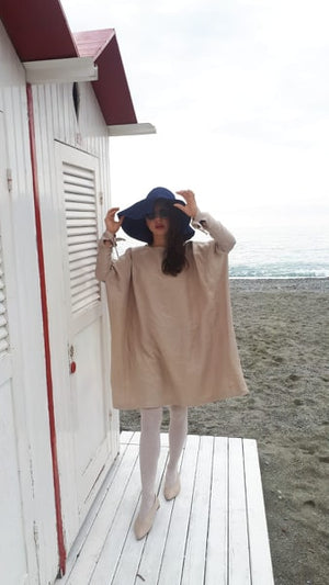 Women's oversized linen dress – loose fit, flowy sleeves, breathable fabric. Perfect for casual wear, vacations, and effortless styling. Styled with a sunhat and sunglasses for a chic, relaxed vibe.