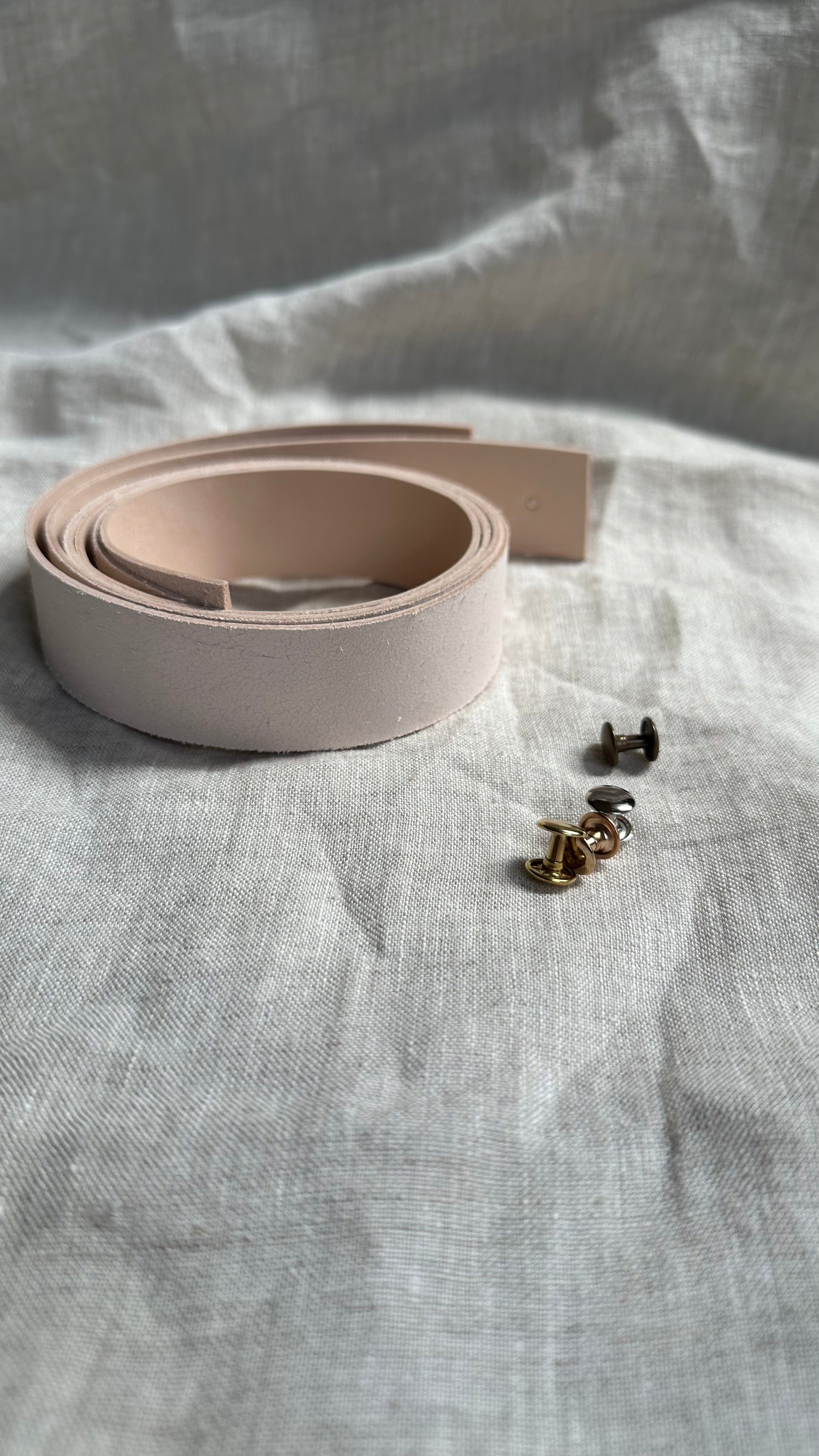 Pair of natural vegetable-tanned leather handles with pre-punched holes. Includes brass hardware. Ideal for DIY bags, furniture, or crafts
