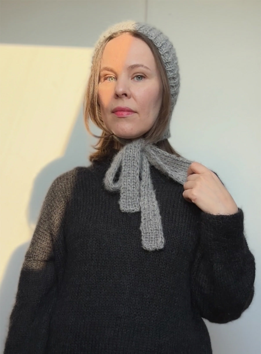 Knitted hat with bow