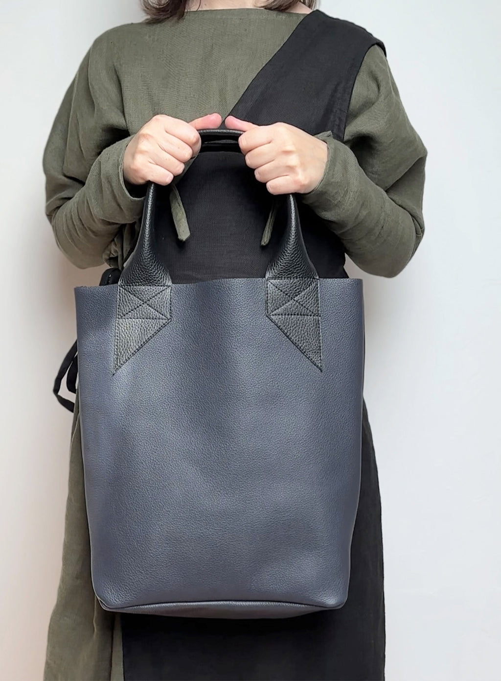 https://ivettabauman.com/collections/bags/products/navy-blue-leather-tote-bag-copy