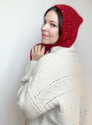 Aesthetic fall accessory – red knit bonnet with sparkly sequins. Ideal for Halloween, fairy tale costumes, or as a handmade winter gift.