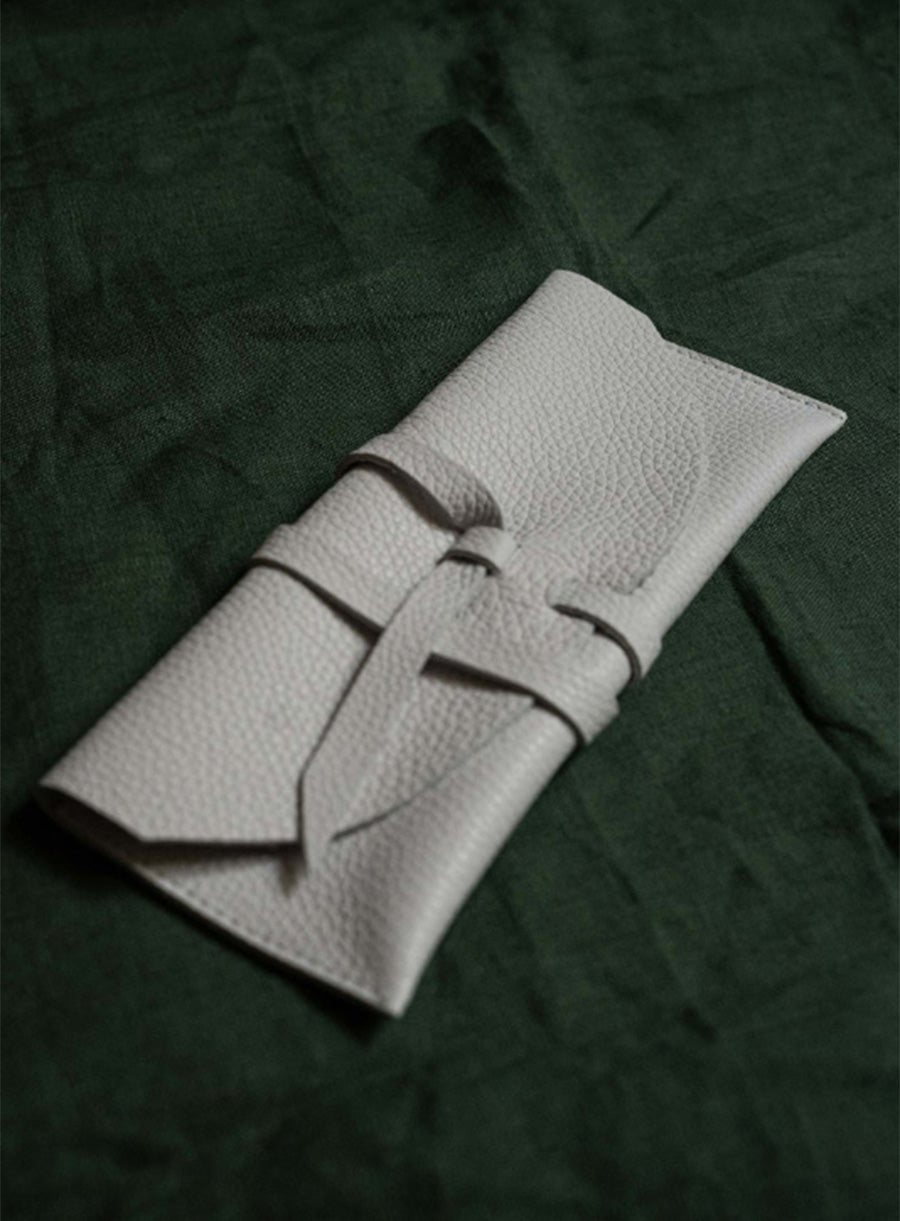 WHITE MAKEUP BAG