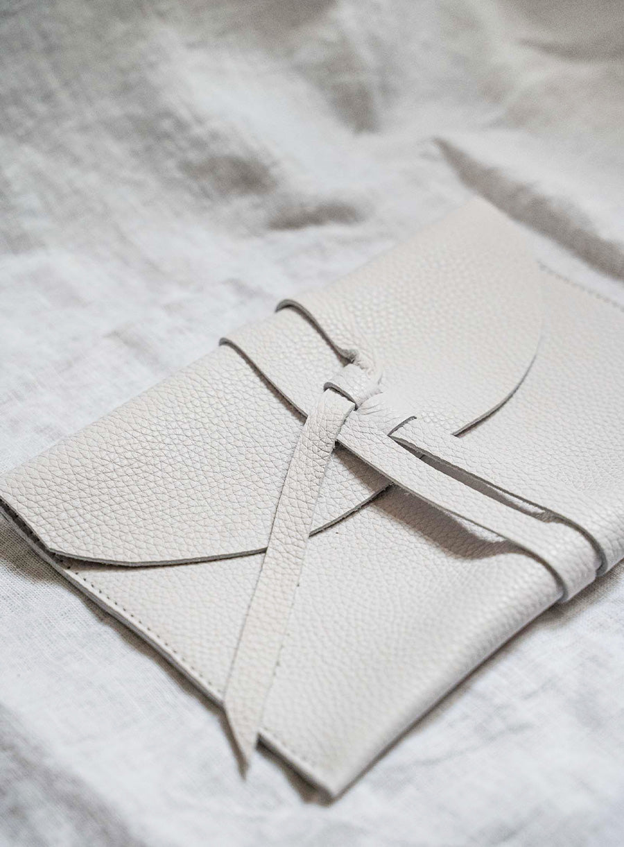 WHITE WRAP CLUTCH