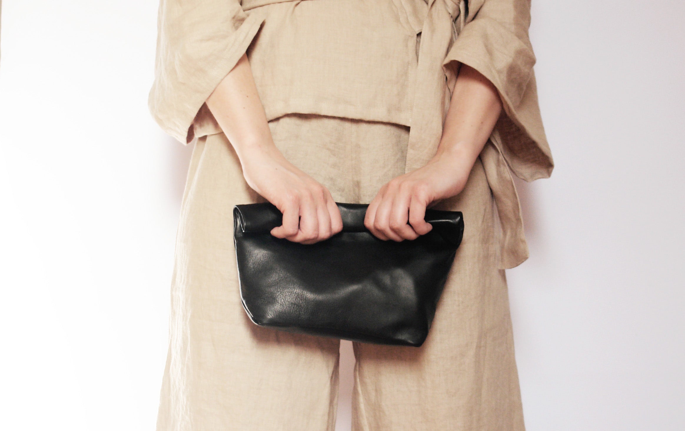 BLACK LUNCH CLUTCH